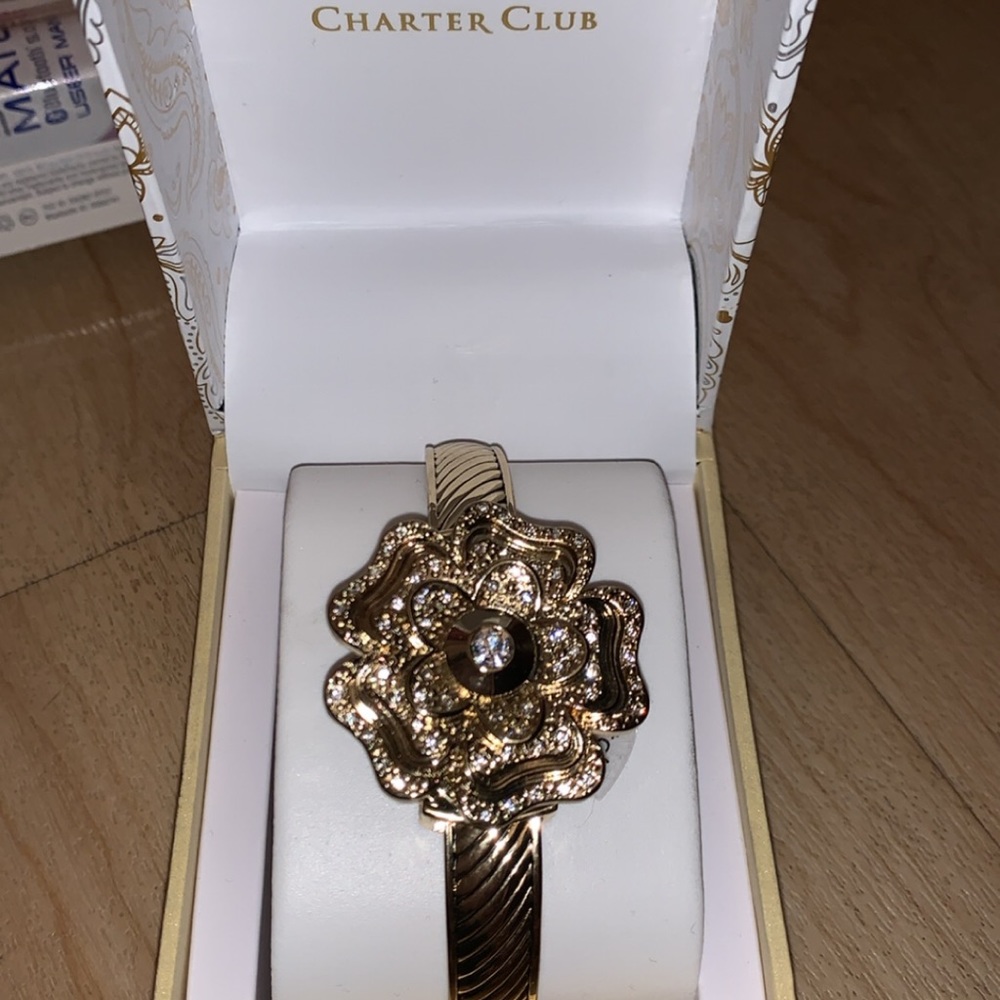 Stunning gold flower watch
